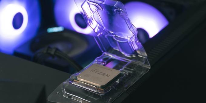AMD Ryzen CPU geplaatst op een pc-kast met blauwe verlichting op de achtergrond