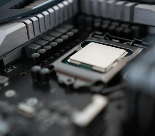 Κοντινό πλάνο της CPU Intel Core i3-12100F στη μητρική πλακέτα